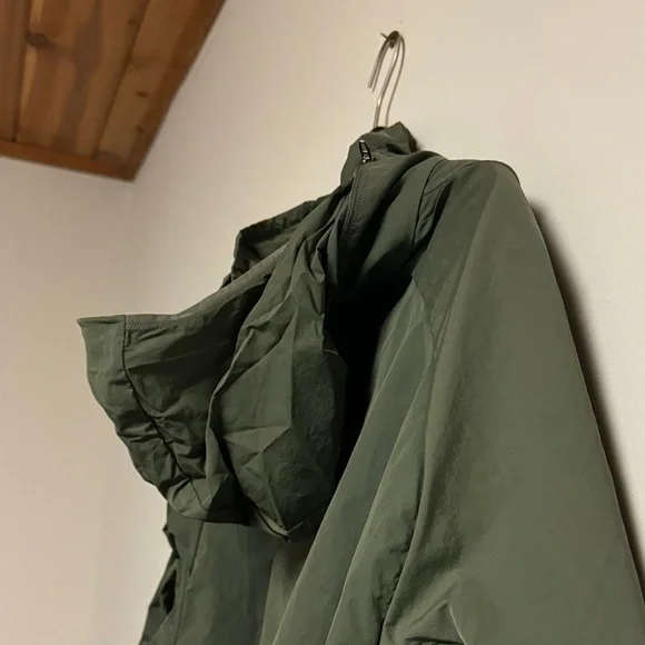 Men's Army Green Lululemon Wind Breaker Shell - Picture 5 of 5